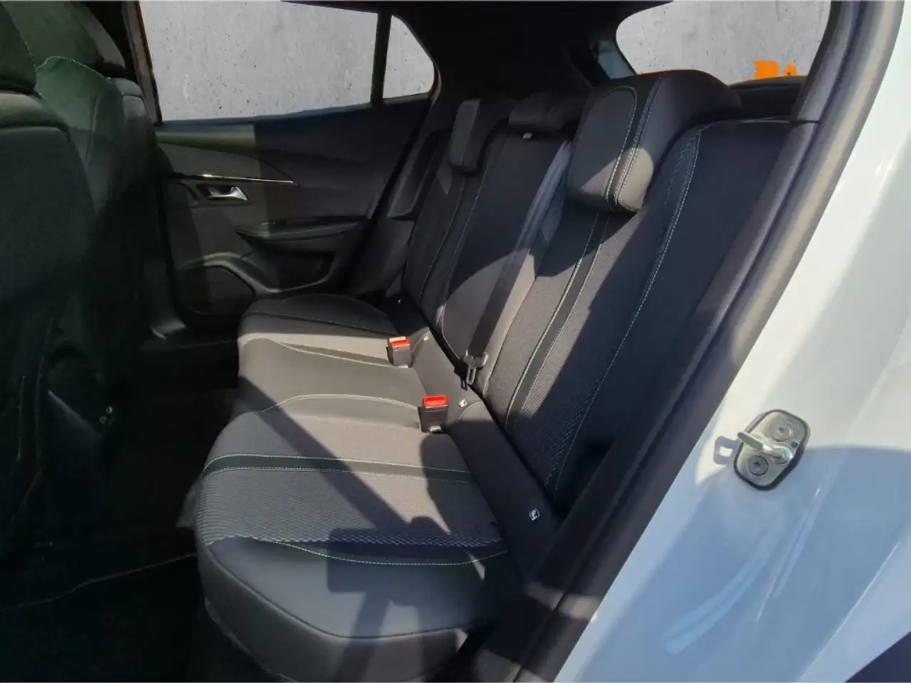 Peugeot 2008 GT PT 130 EAT ACC AHK NAVI LED Pano Kamera — معرض صور السيارة 8