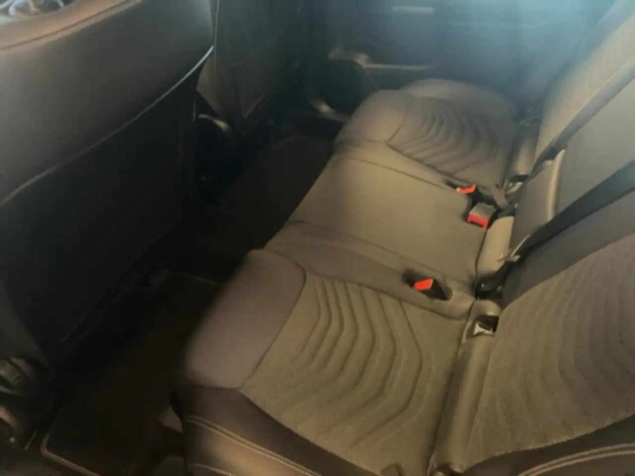 Mercedes-Benz GLB 200 GLB 200 Advanced LED Kamera Navi MBUX e. Heckkl. — Vehicle gallery 7