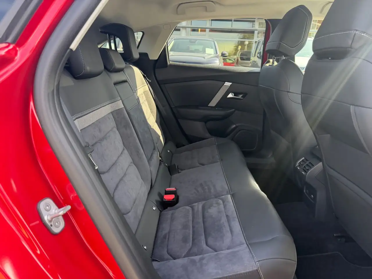 Citroen C4 Lim. Hybrid Max*LED*NAVI*ALCANTARA*PANORAMA* — معرض صور السيارة 22