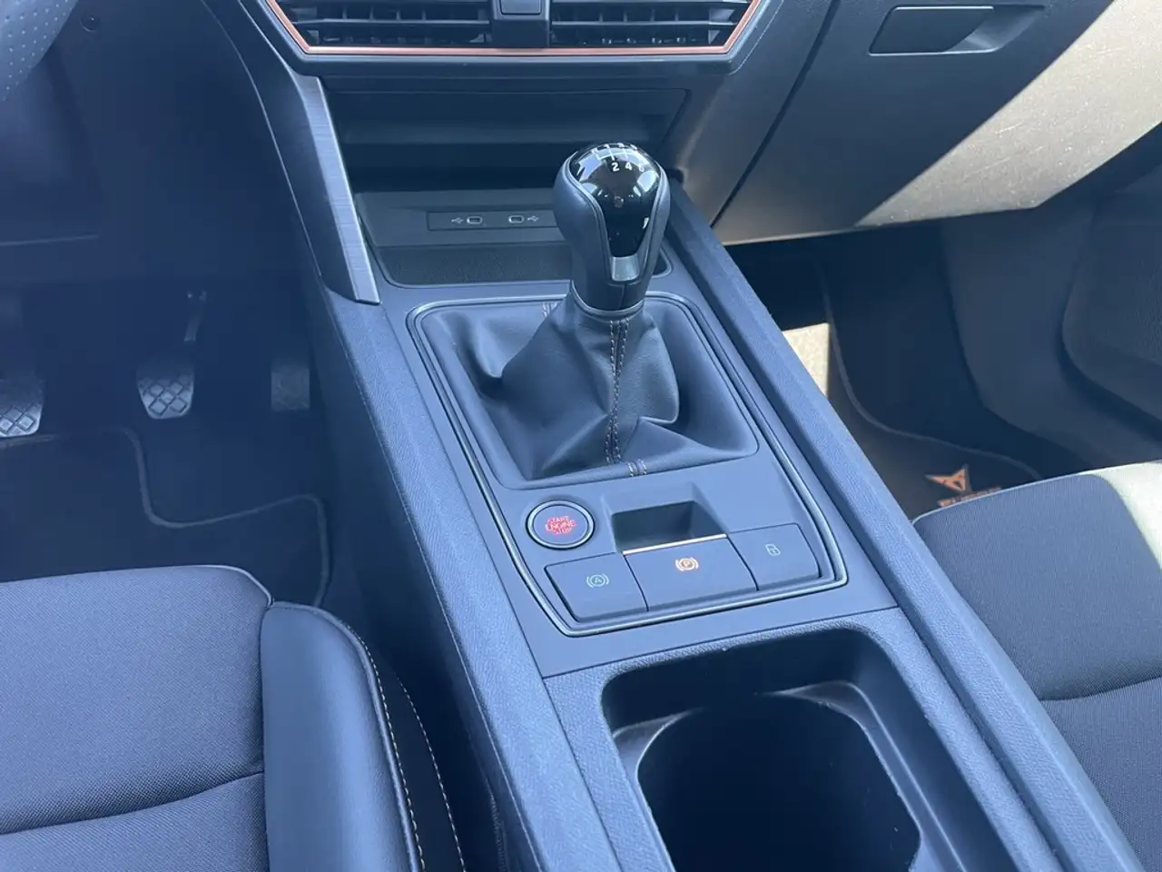 CUPRA Leon Sportstourer 1.5 TSI ACT AHK*VIRTUAL*CARPLAY*LE... — Vehicle gallery 20
