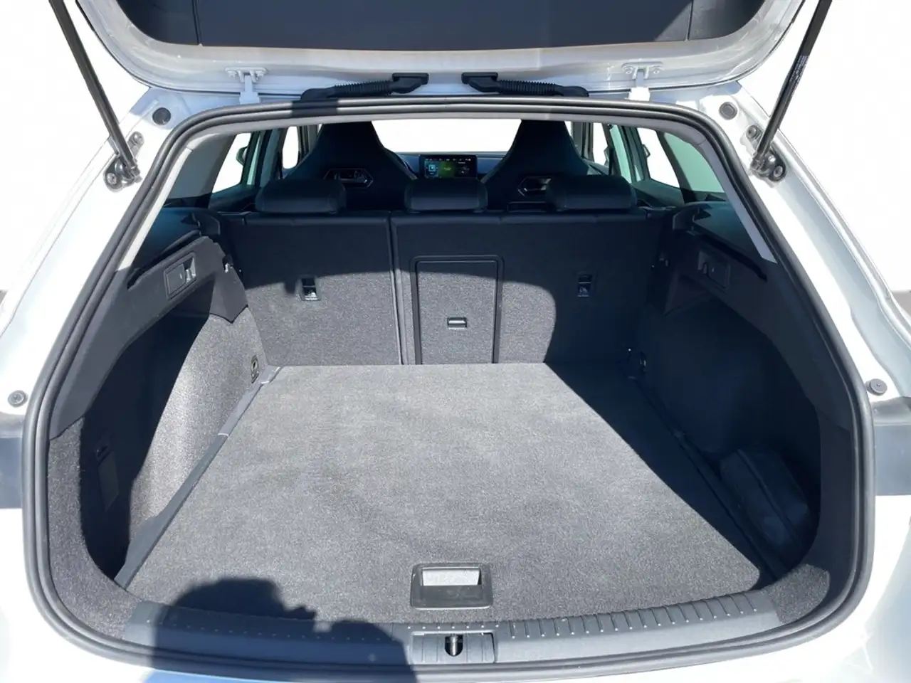 CUPRA Leon Sportstourer 1.5 TSI ACT AHK*VIRTUAL*CARPLAY*LE... — Vehicle gallery 11