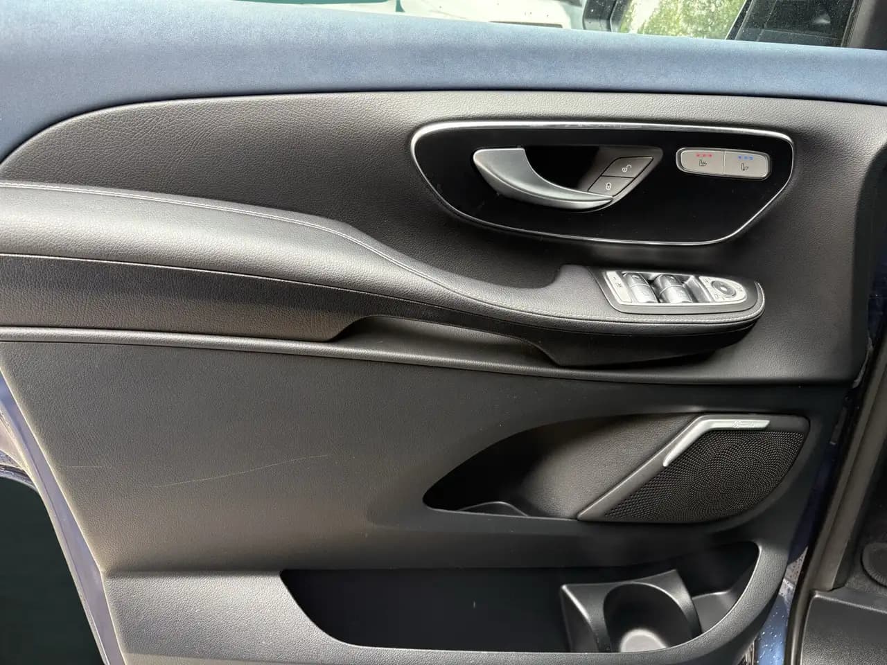 Mercedes-Benz EQV 300 EQV 300 AVANTGARDE XL 360°+SITZKLIMA+EASYPACK LED — معرض صور السيارة 10