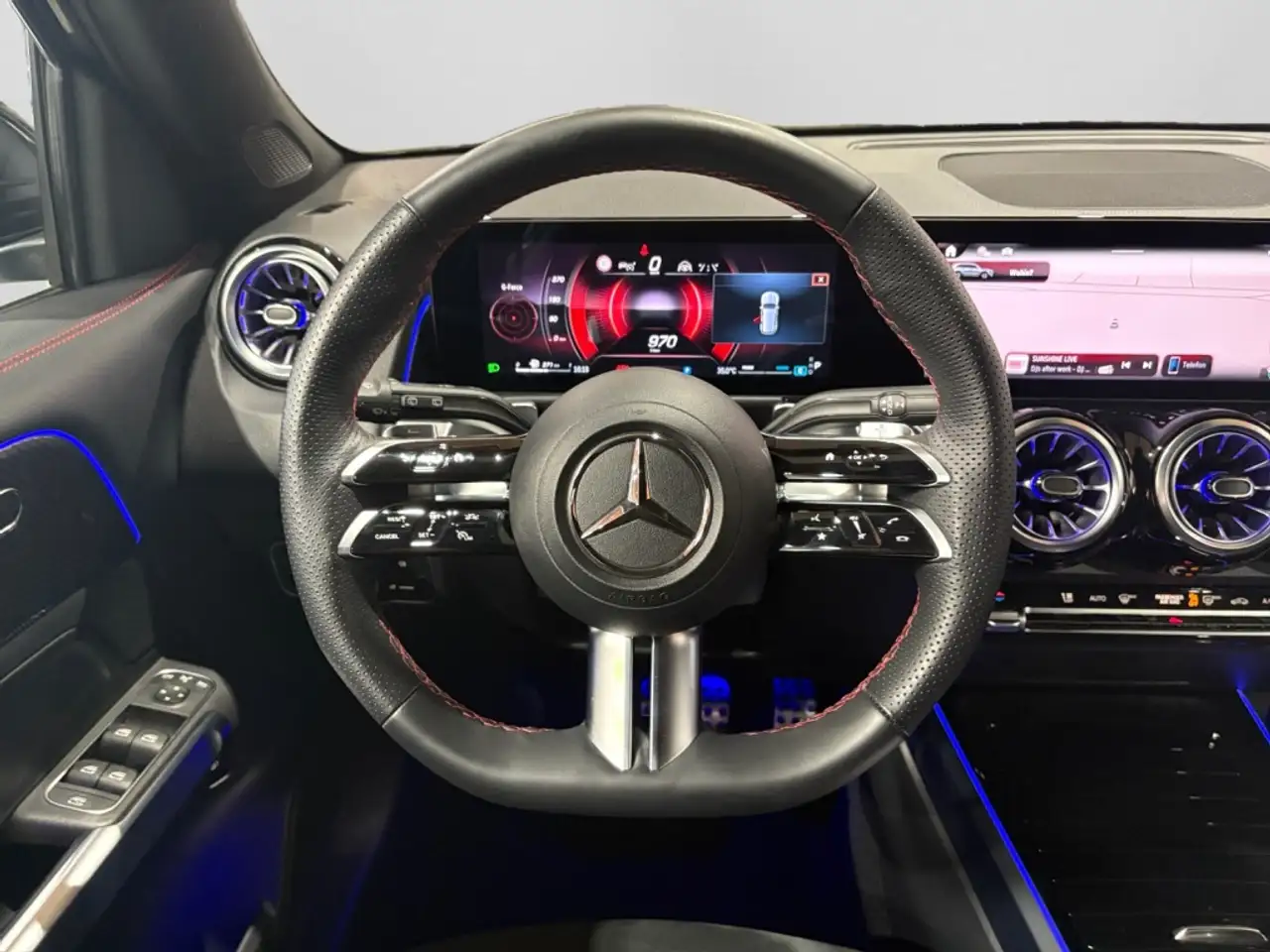 Mercedes-Benz GLB 200 AMG|LED|DISTR|KAM|NIGHT|AMBI|EASYP|SHZ — Galería del vehículo 13