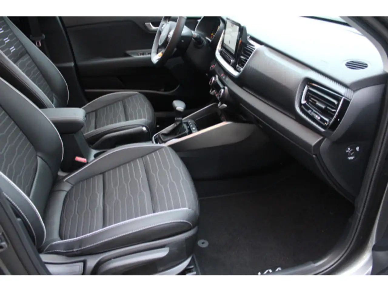 Kia Stonic 1.0 T-GDI 100 48V DCT7 GT-line Tech GD — معرض صور السيارة 13