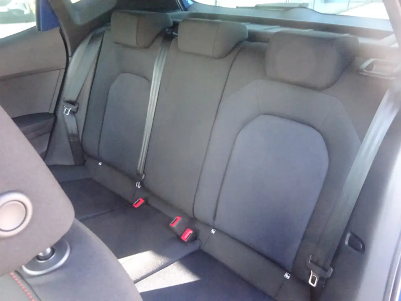 SEAT Arona Arona 1.0 TSI FR 115PS Navi ACC Totwink 18"Alu Kes — معرض صور السيارة 6