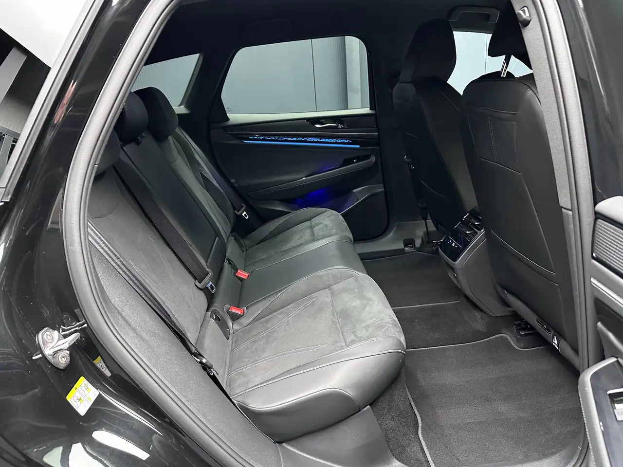 Volkswagen ID.7 Tourer Pro *20Zoll*AHK*Int./Ext.-Paket*360*Komfort* — Vehicle gallery 30