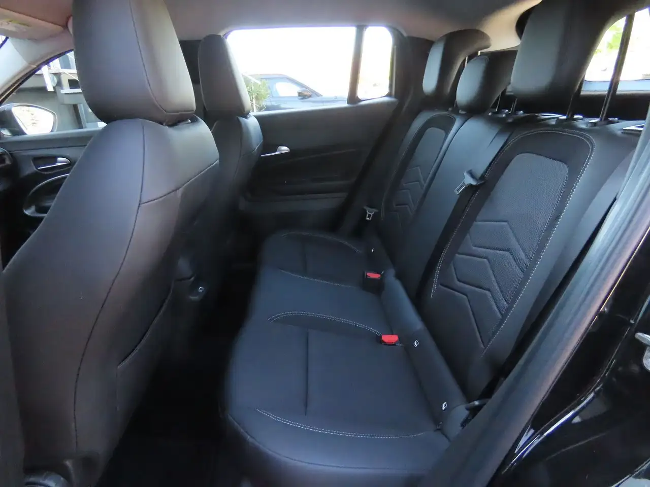Jeep Avenger 1.2 GSE T3 GDI Klimaauto. Kamera Carplay — معرض صور السيارة 32
