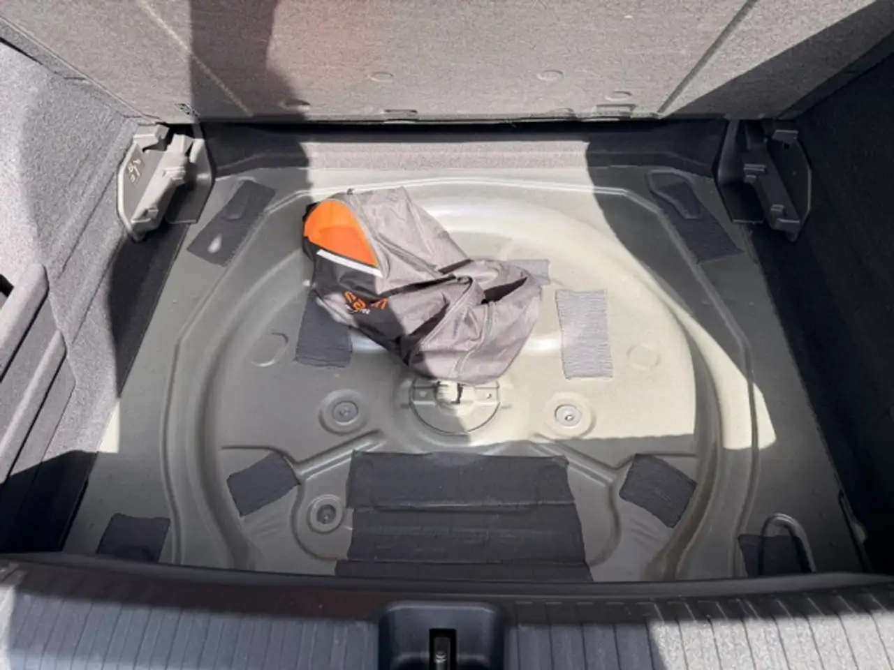 CUPRA Terramar 1.5 eTSI DSG 110 kW *Anhängerkupplung*LED-Scheinwerfer*App-Connect*Winterräder mit Alufelgen*Rückfahrkamera* — معرض صور السيارة 24