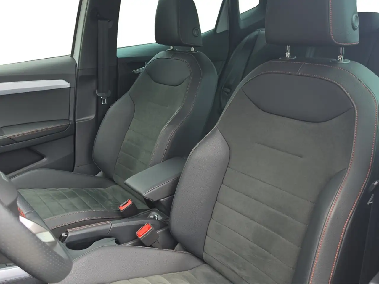 SEAT Arona 1.5 TSI DSG FR LED*NAV*SHZ*PDC*TEMP*VIRTUAL*17"... — Galería del vehículo 15