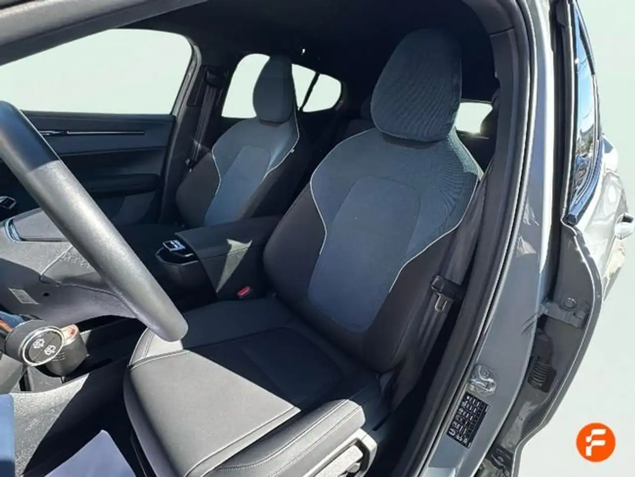 Volvo EX30 Single Extended Range Plus RWD — Galería del vehículo 10