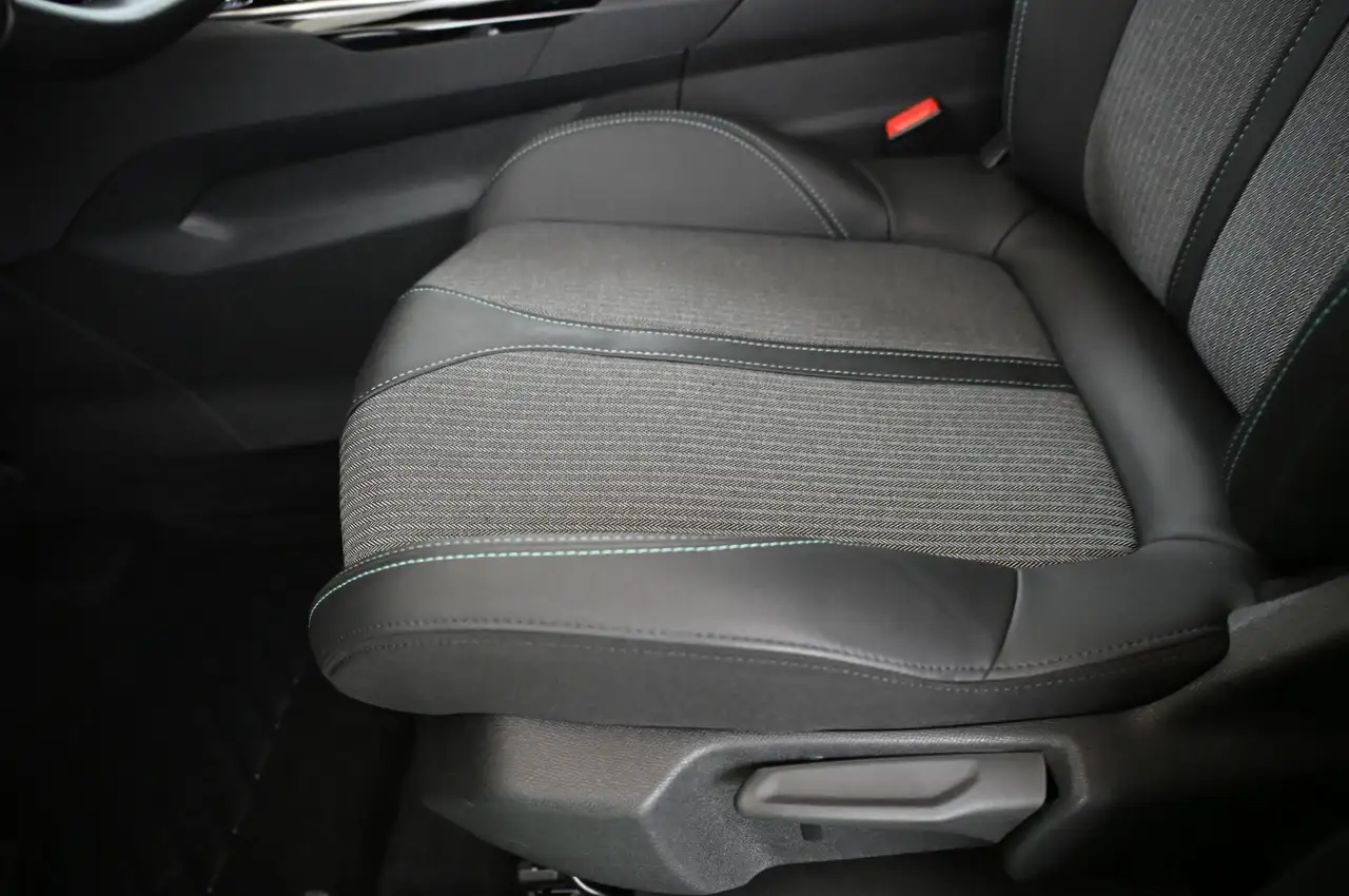 Peugeot 3008 1.6 180 PHEV e-EAT8 Allure-Pack LED/ACC/19 — Galerie du véhicule 30