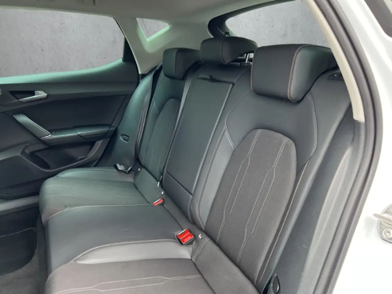 CUPRA Leon 1.5 eTSI LED+NAVI+PARKLENK+FULL LINK+GJR — Vehicle gallery 9