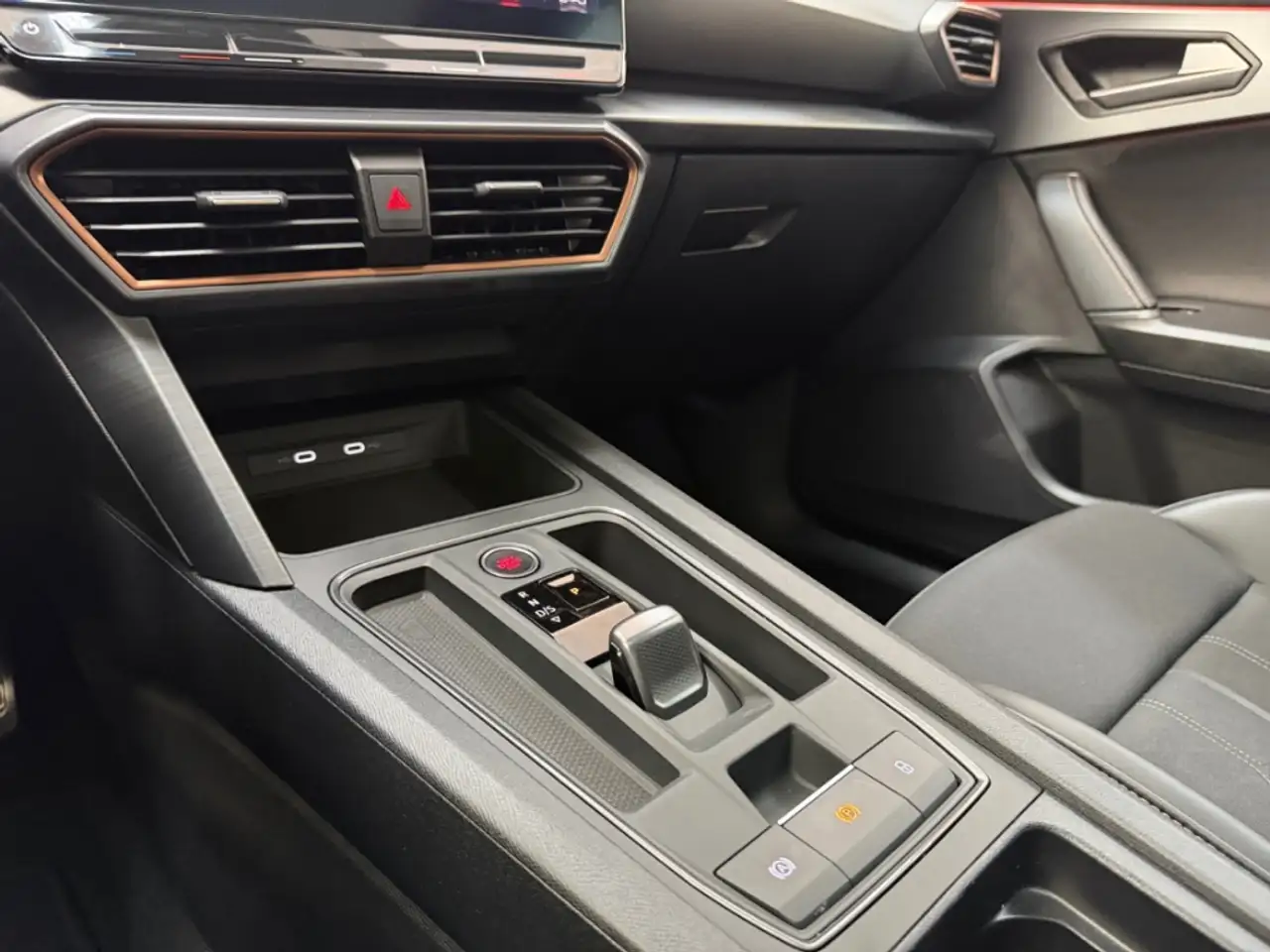 CUPRA Leon VZ ST AUTOMATIK ALLWETTER NAV LED PANODACH DIG-DIS — Galería del vehículo 16