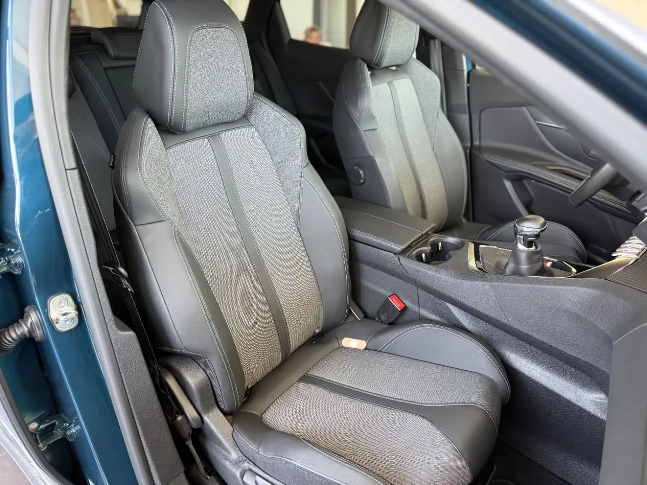 Peugeot 3008 1.2 PureTech 130 Allure Pack Kamera*Navi — Vehicle gallery 11