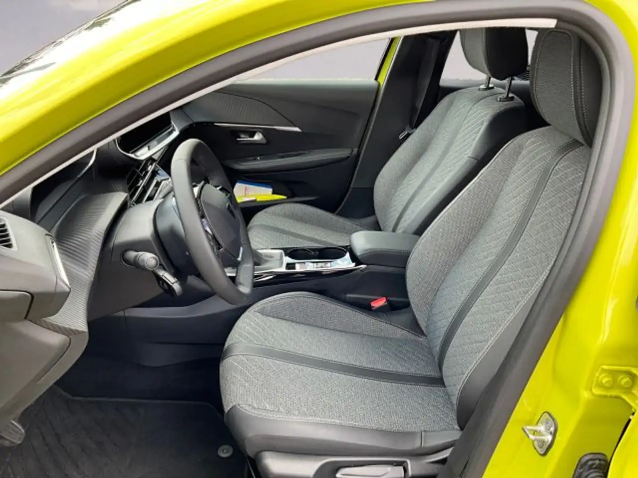 Peugeot 208 PureTech 100 Allure — Vehicle gallery 9