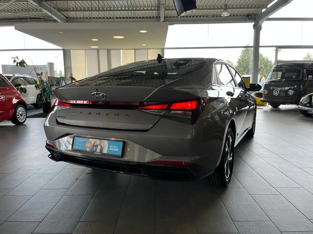 Hyundai ELANTRA Smart + Tech 1.6*Tempomat*Sitzheizung* — Galería del vehículo 6