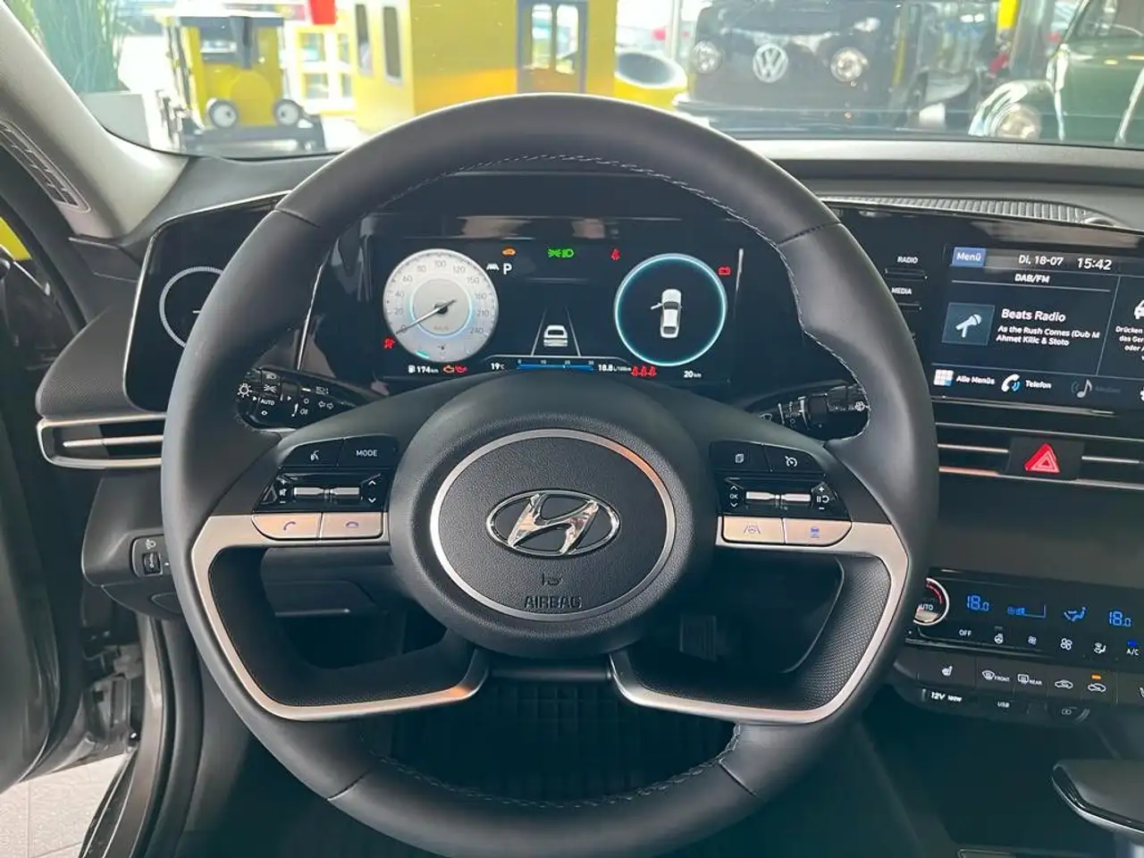 Hyundai ELANTRA Smart + Tech 1.6*Tempomat*Sitzheizung* — Galería del vehículo 11