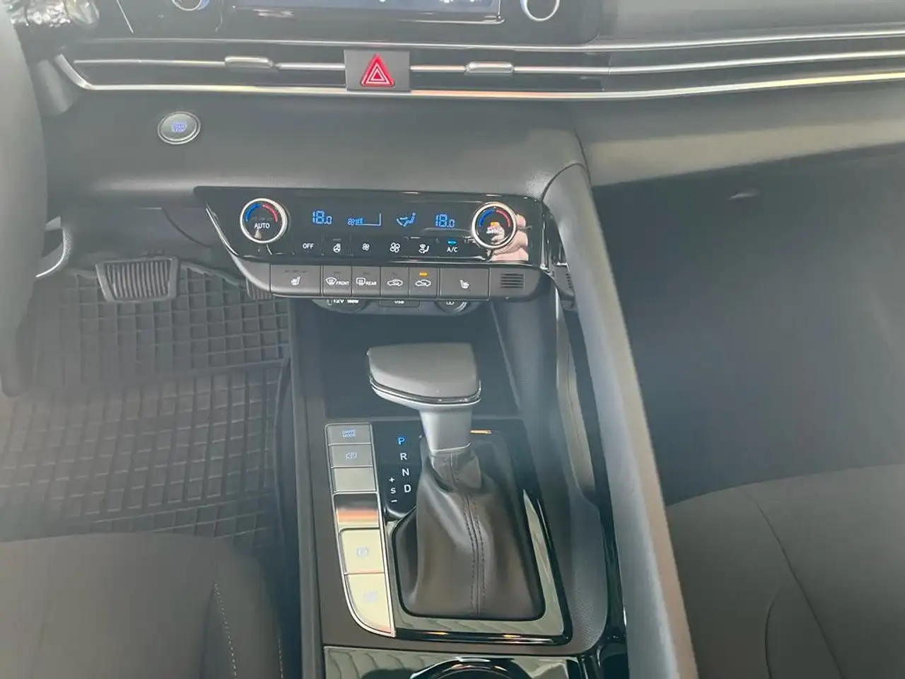 Hyundai ELANTRA Smart + Tech 1.6*Tempomat*Sitzheizung* — Galería del vehículo 14