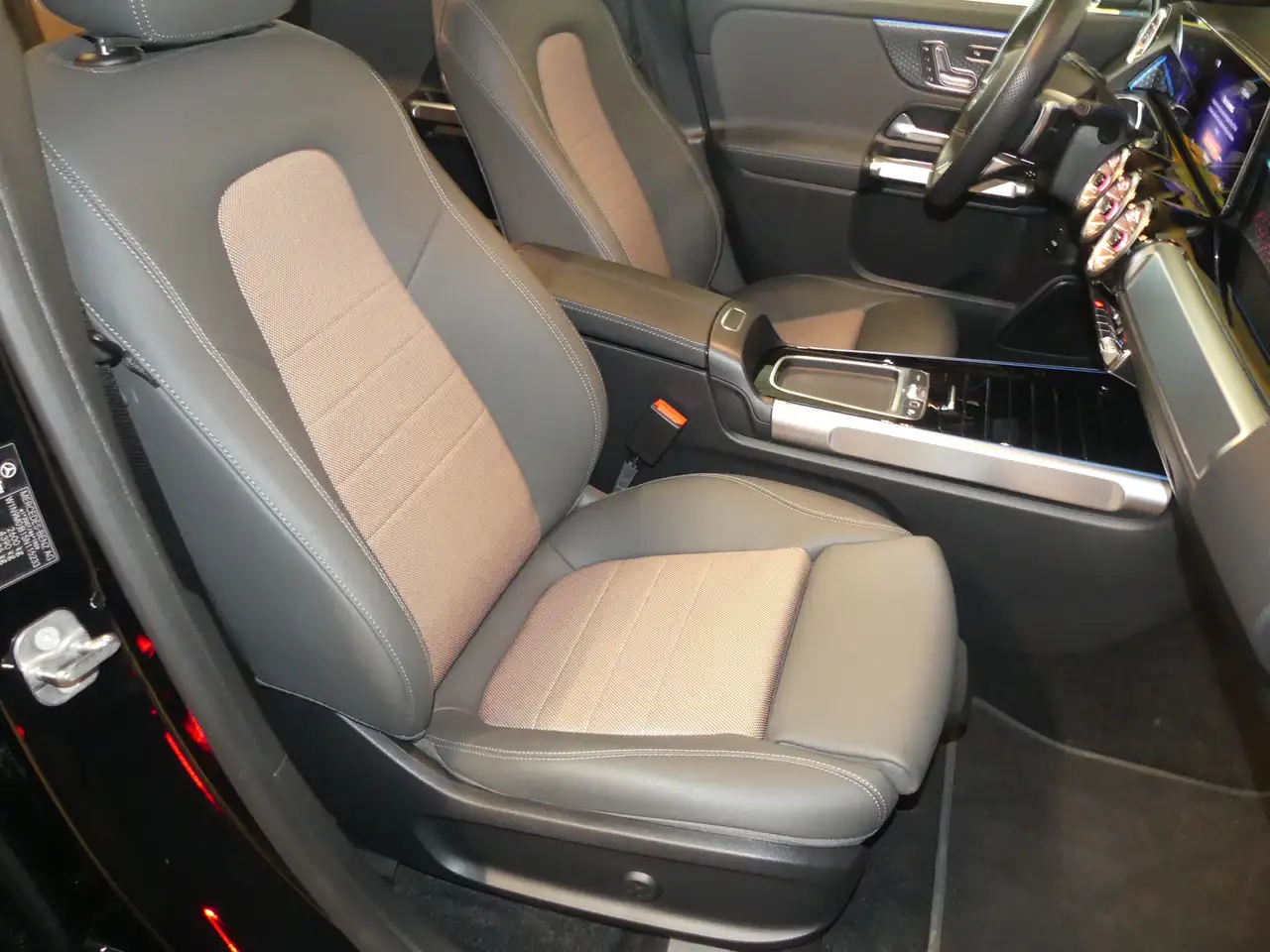 Mercedes-Benz EQB 300 EQB 300 4Matic, ELECTRIC ART ADVANCED PLUS, PSD. — Galería del vehículo 23