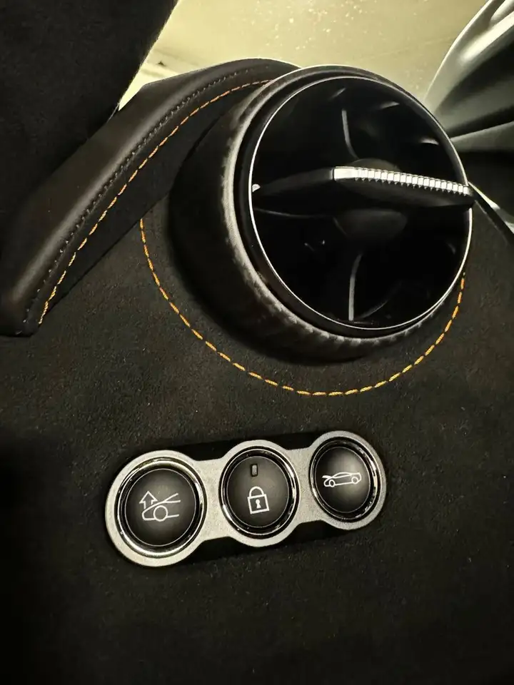 McLaren 750S COUPE MY25 CARBON EXT&INT B&W LIFT FULLOPT! — Galería del vehículo 39