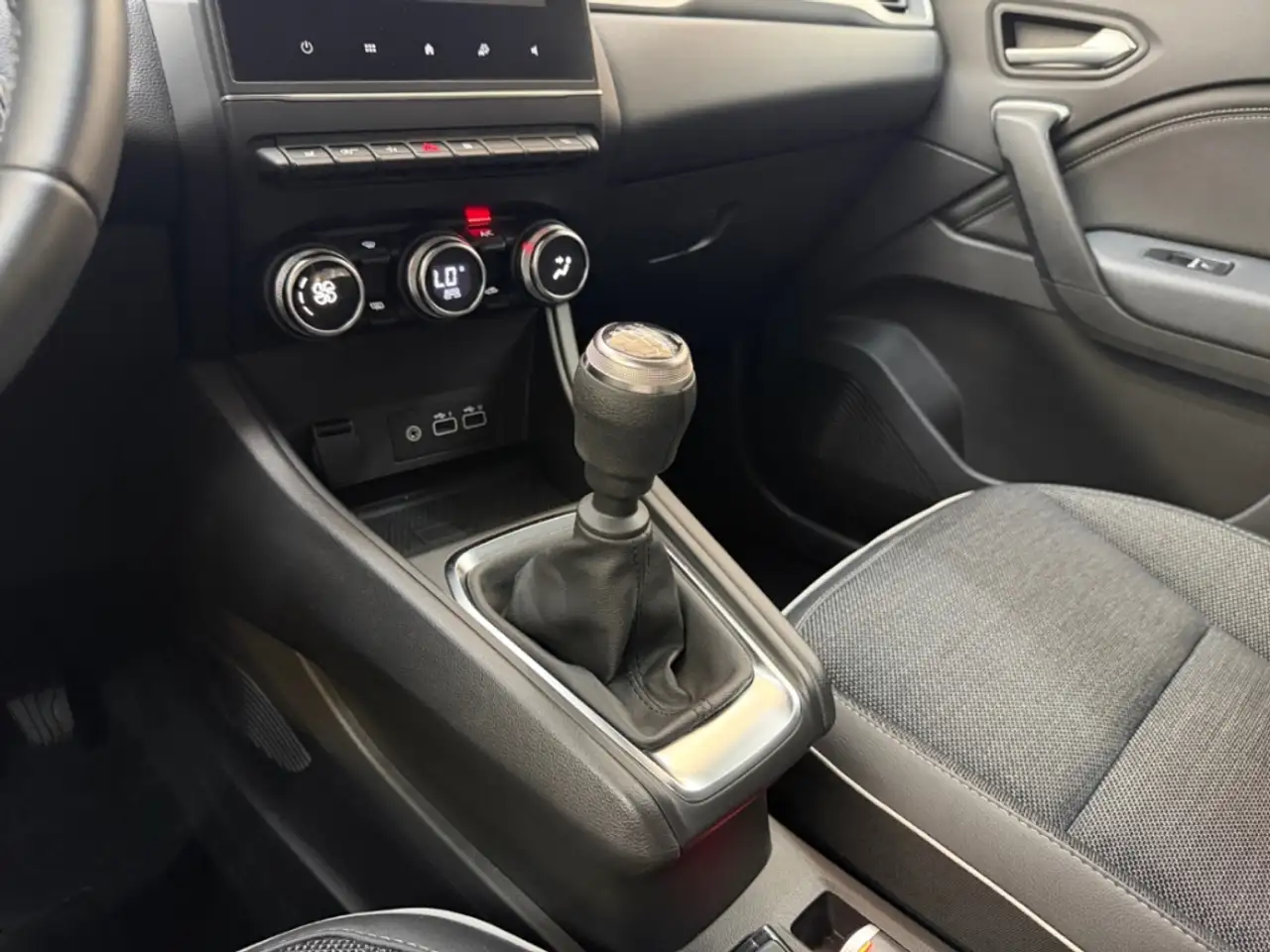 Renault Captur II ALLWETTER NAV LED DIG-DISPLAY KAMERA SITZ.HZG T — Vehicle gallery 16