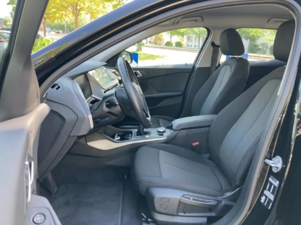 BMW 116 i 5-Türer Navi SHZ ParkAssist DigitalCockpit LED 2 — Galería del vehículo 14