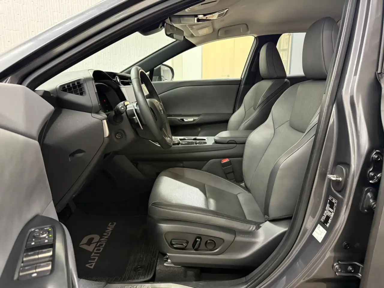 Lexus RZ 450e Executive — معرض صور السيارة 7