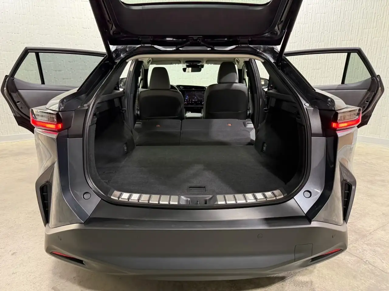 Lexus RZ 450e Executive — معرض صور السيارة 26