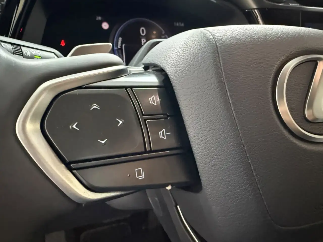 Lexus RZ 450e Executive — معرض صور السيارة 17