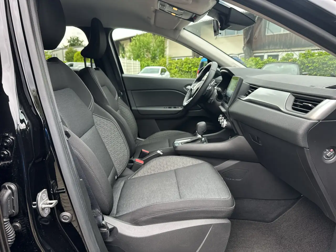 Renault Captur Evolution TCe 140 Mild-Hybrid EDC PDC — Vehicle gallery 11