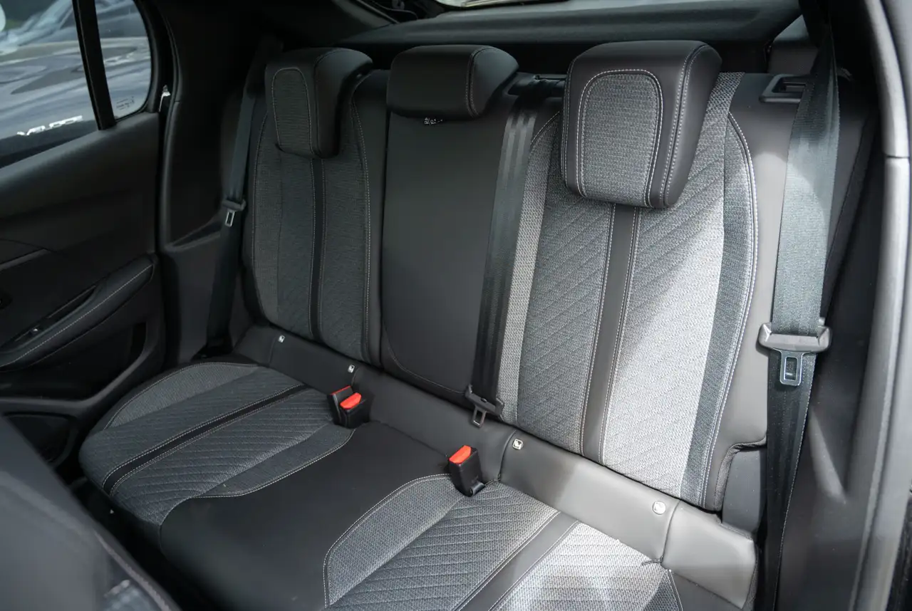 Peugeot 208 Allure 1.2 PureTech 100 *MIRRORSCREEN*SHZ*KOMFORT-PAKET* — Galería del vehículo 7