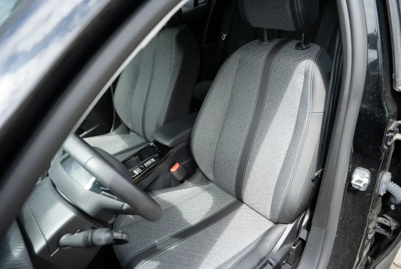 Peugeot 208 Allure 1.2 PureTech 100 *MIRRORSCREEN*SHZ*KOMFORT-PAKET* — Galería del vehículo 6