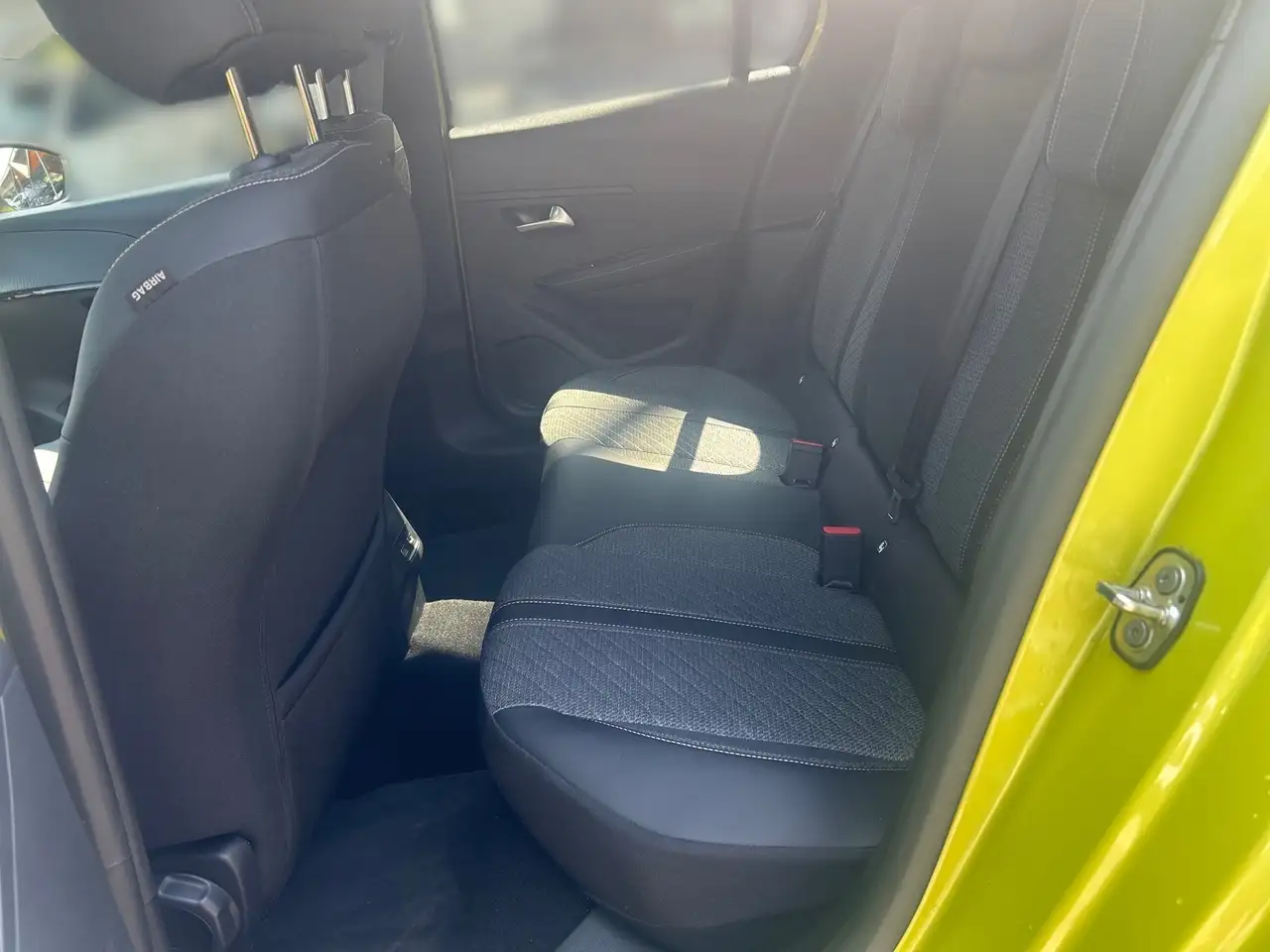 Peugeot 208 1.2 Hybrid 100 eDSC6 Allure LED PDC SpurH — Galerie du véhicule 7