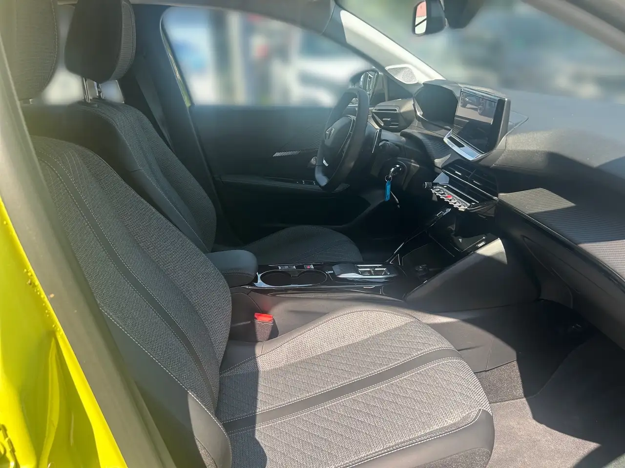 Peugeot 208 1.2 Hybrid 100 eDSC6 Allure LED PDC SpurH — Galerie du véhicule 13