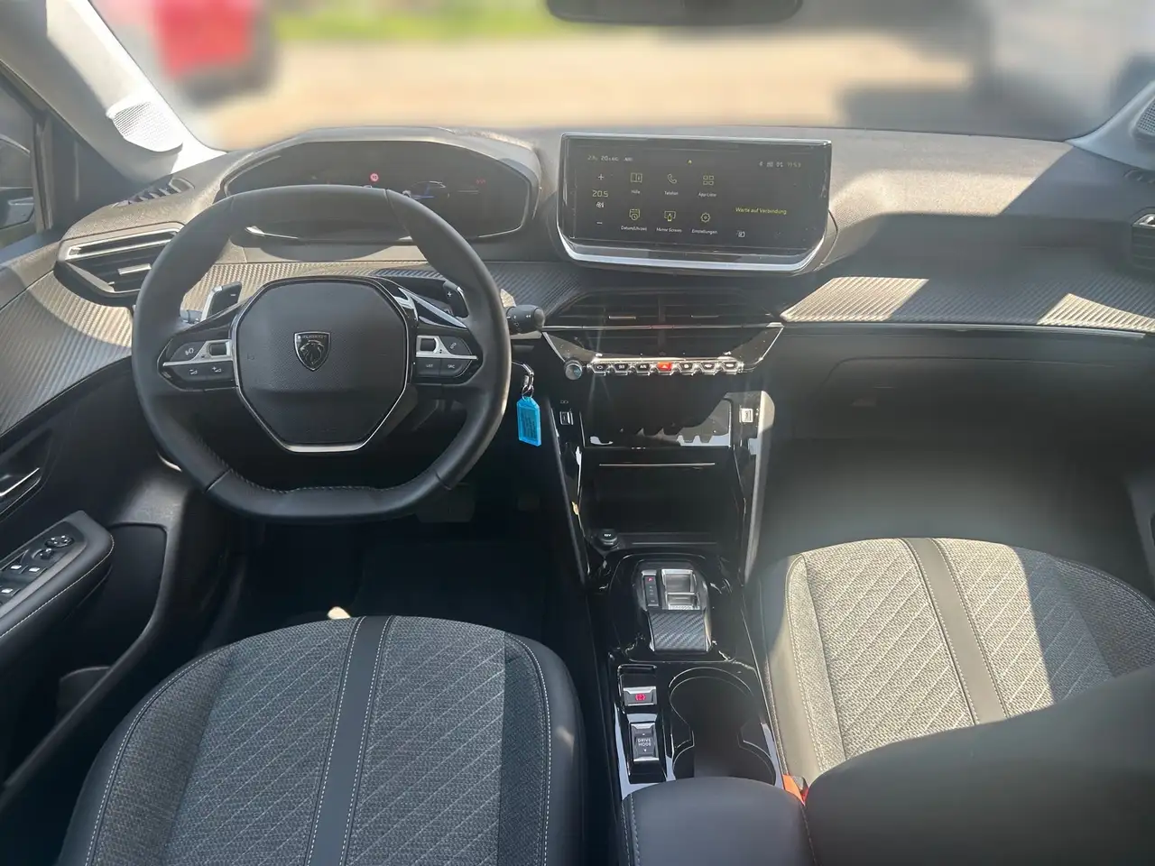 Peugeot 208 1.2 Hybrid 100 eDSC6 Allure LED PDC SpurH — Galerie du véhicule 9