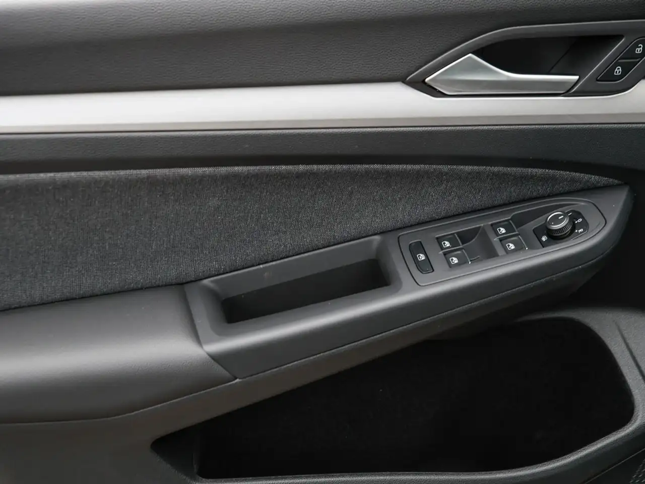 Volkswagen Golf VIII 1.5 TSI Life Navi/LED/SHZ — معرض صور السيارة 14