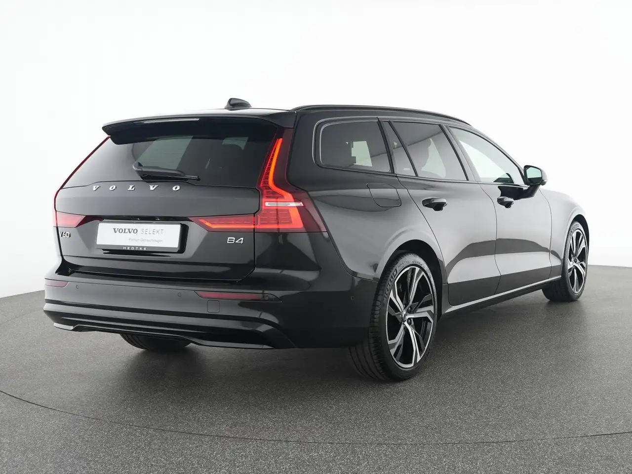 Volvo V60 B4 Benzin Geartronic Plus Dark — Vehicle gallery 2