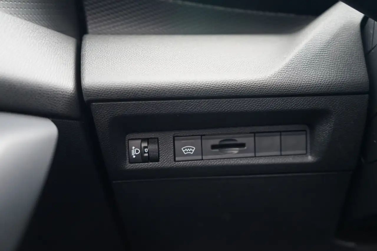 Peugeot 308 SW 1.2 12V e-THP Active LED Navi Klimaaut. — Vehicle gallery 25