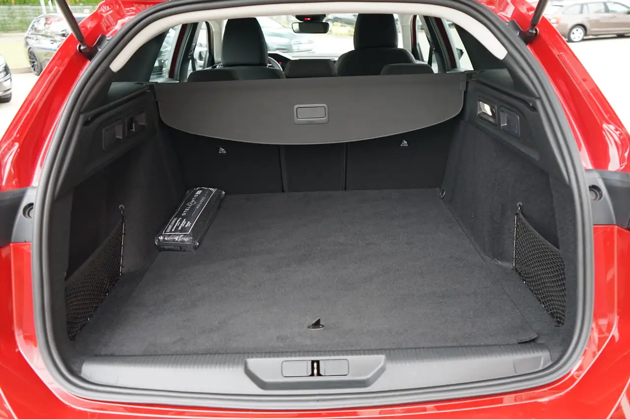 Peugeot 308 SW 1.2 12V e-THP Active LED Navi Klimaaut. — Vehicle gallery 8