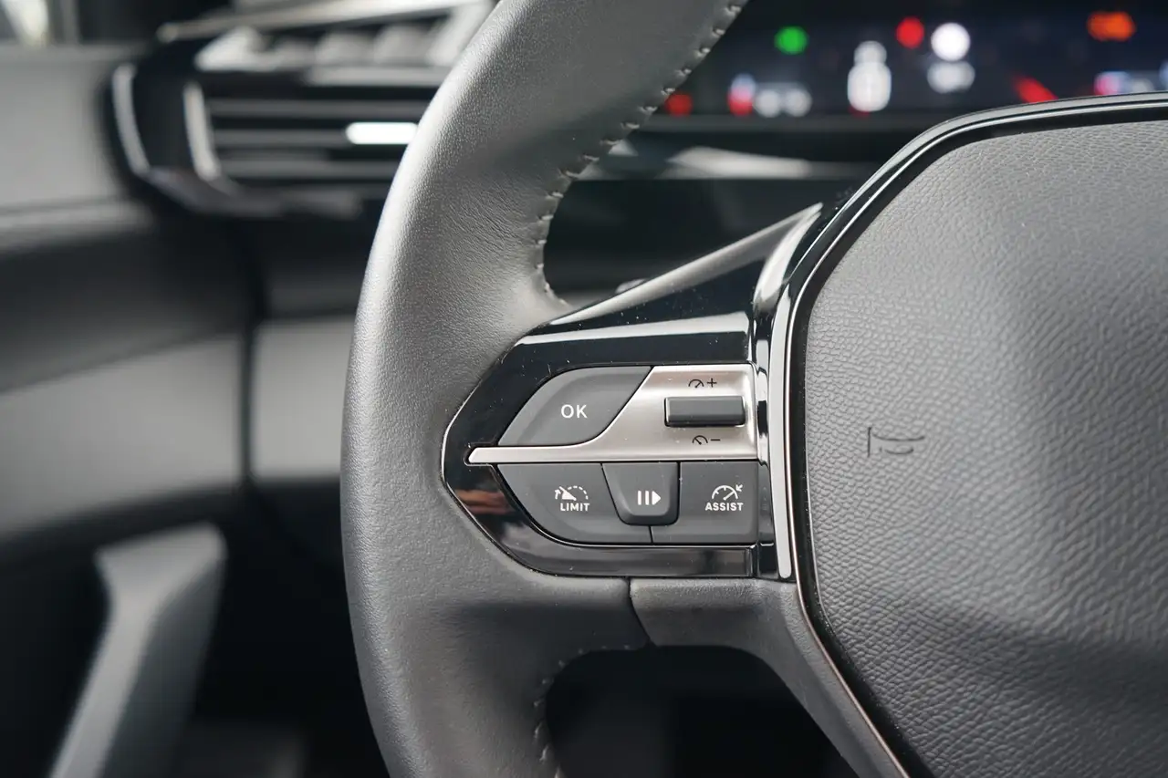 Peugeot 308 SW 1.2 12V e-THP Active LED Navi Klimaaut. — Vehicle gallery 21