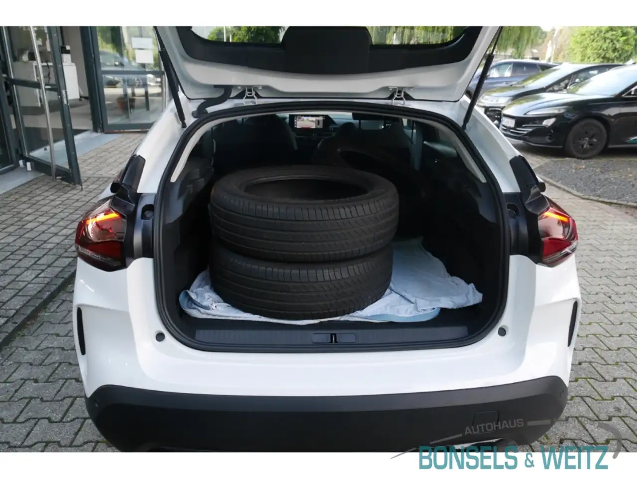 Citroen C4 PURETECH 130 S&S EAT8 MAX HUD El. Panodach Navi LE — Vehicle gallery 9