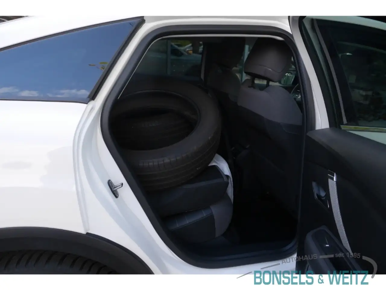Citroen C4 PURETECH 130 S&S EAT8 MAX HUD El. Panodach Navi LE — Vehicle gallery 6