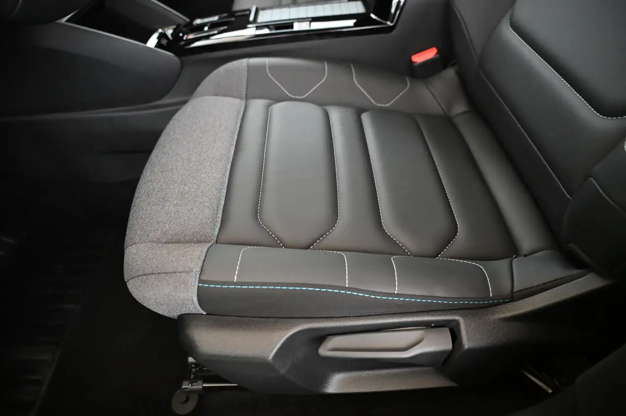 Citroen C4 1.2 PT EAT8 130 MAX LED/NAV/SOUND/PANO/H-UP/18/C4X — معرض صور السيارة 30