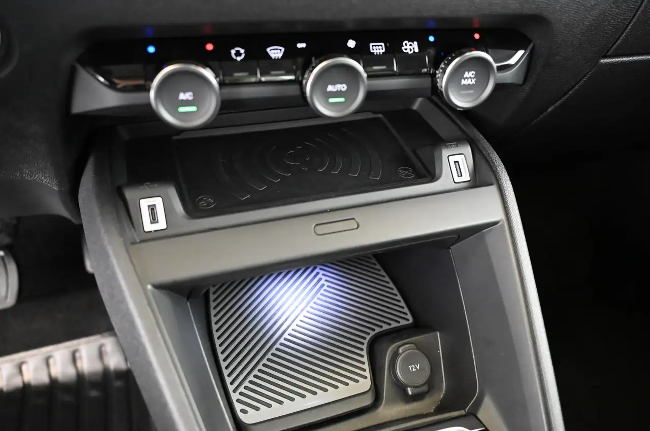 Citroen C4 1.2 PT EAT8 130 MAX LED/NAV/SOUND/PANO/H-UP/18/C4X — معرض صور السيارة 32