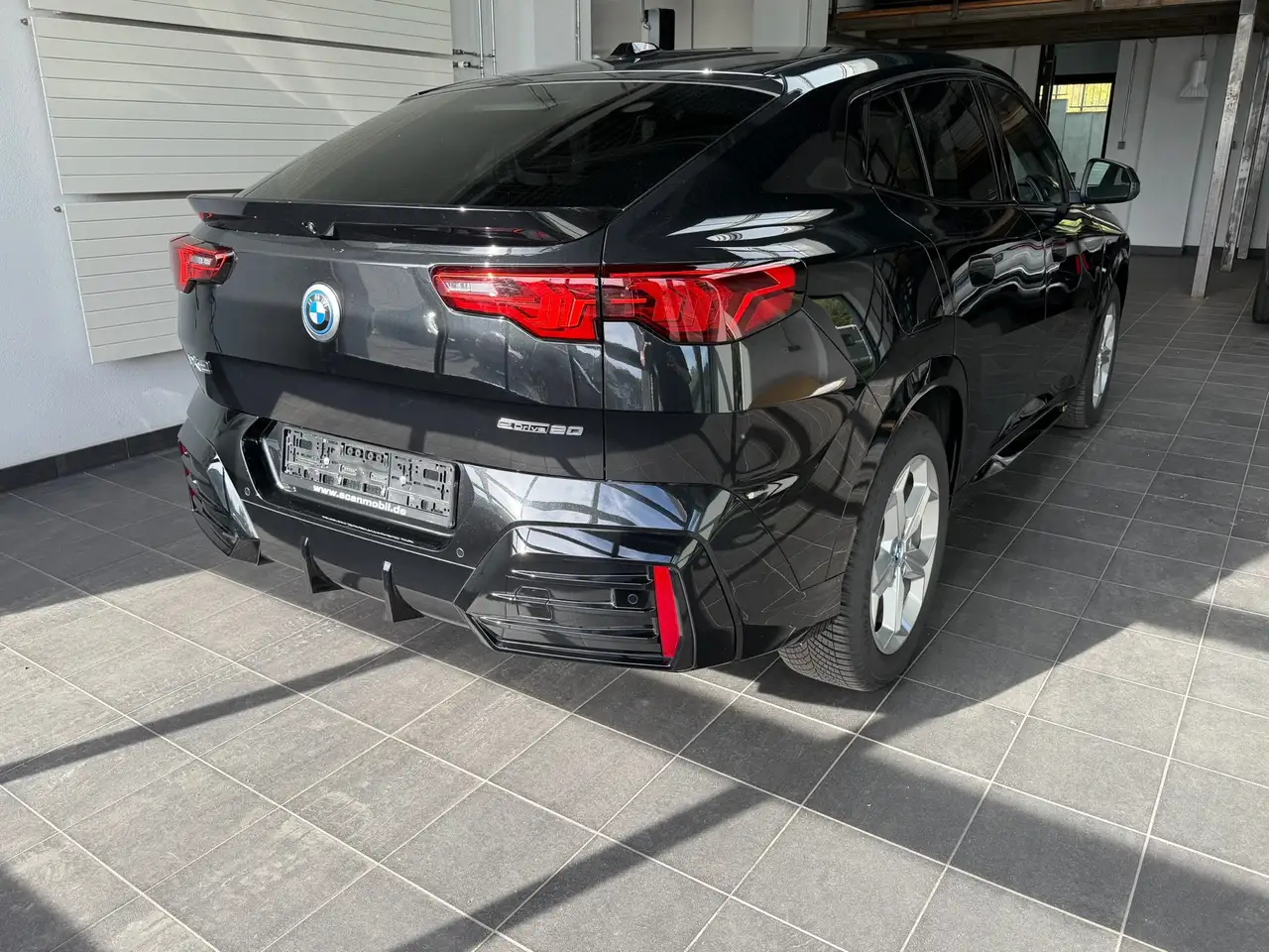 BMW iX2 20 eDrive M Sport AHK_Harman Kardon_Massage_elektrische Sitze_Keyless_Akkustik Verglasung_adaptive LED-Scheinwerfer — معرض صور السيارة 6