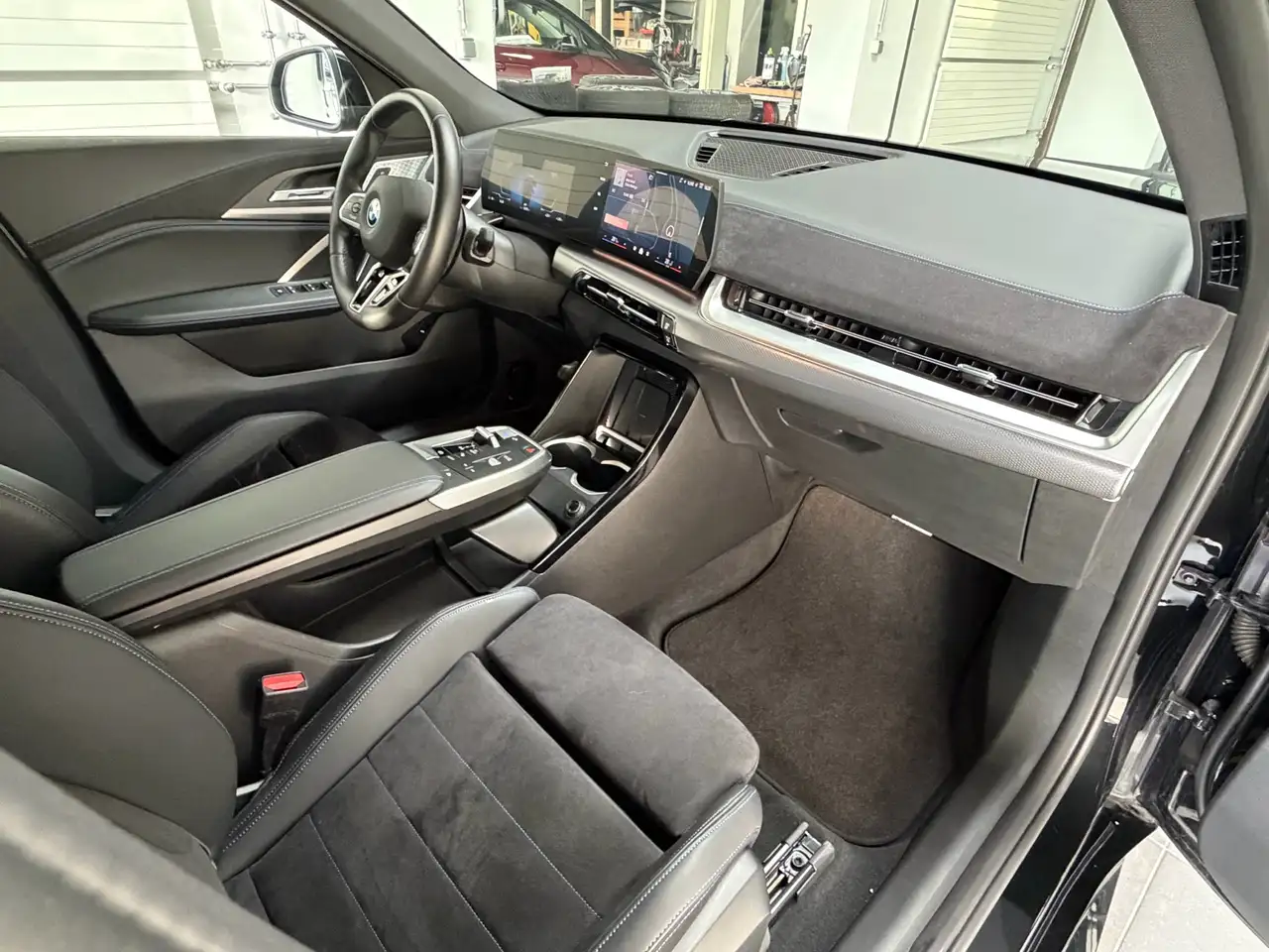BMW iX2 20 eDrive M Sport AHK_Harman Kardon_Massage_elektrische Sitze_Keyless_Akkustik Verglasung_adaptive LED-Scheinwerfer — معرض صور السيارة 14
