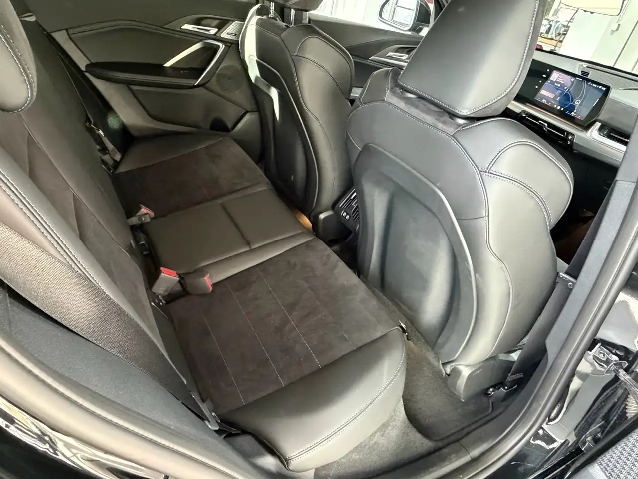 BMW iX2 20 eDrive M Sport AHK_Harman Kardon_Massage_elektrische Sitze_Keyless_Akkustik Verglasung_adaptive LED-Scheinwerfer — معرض صور السيارة 12