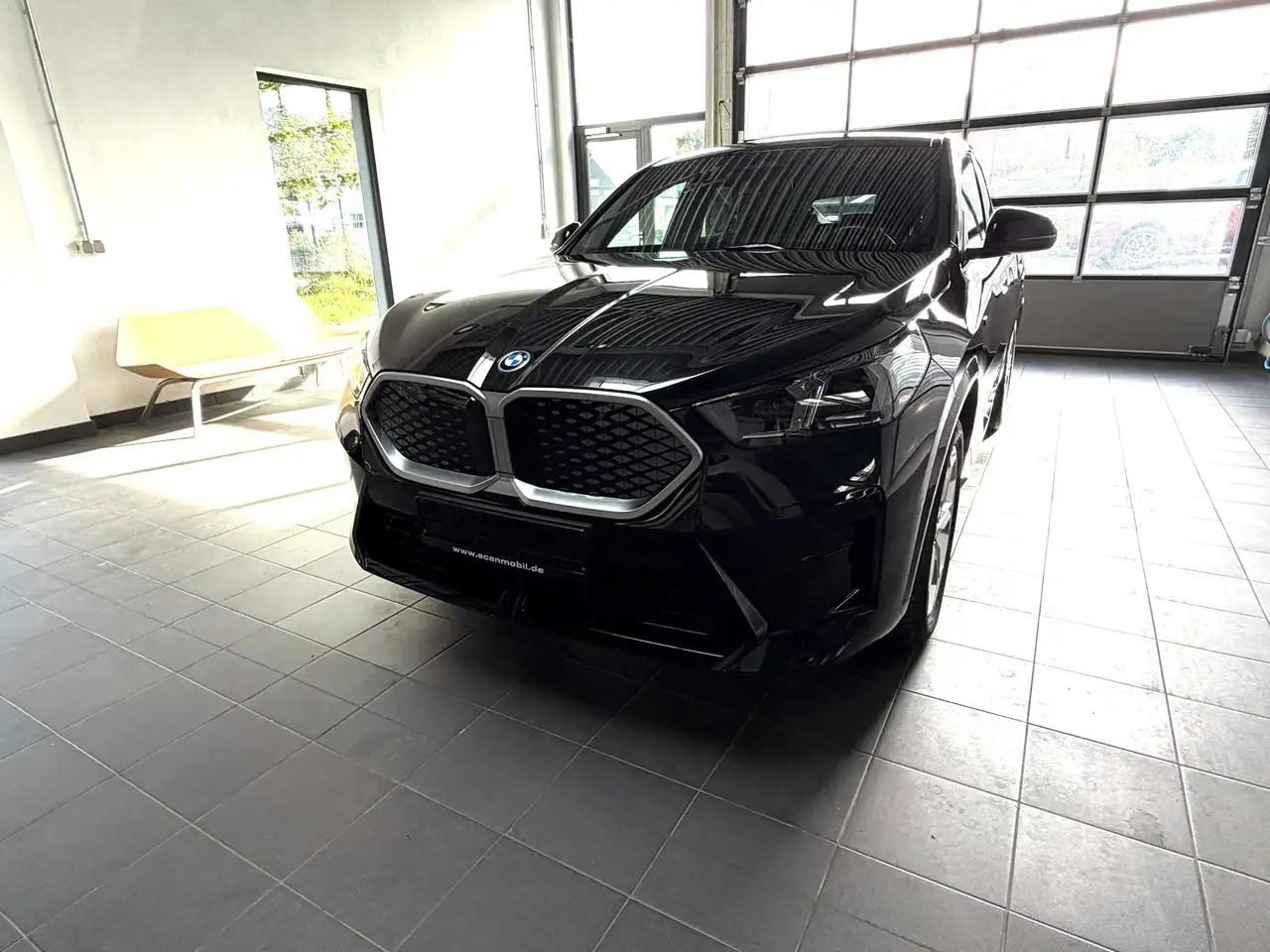 BMW iX2 20 eDrive M Sport AHK_Harman Kardon_Massage_elektrische Sitze_Keyless_Akkustik Verglasung_adaptive LED-Scheinwerfer — معرض صور السيارة 3