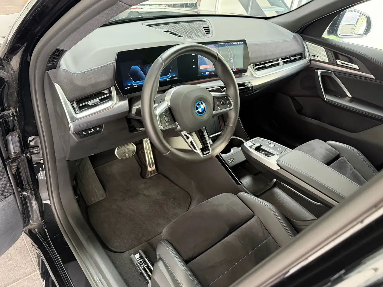 BMW iX2 20 eDrive M Sport AHK_Harman Kardon_Massage_elektrische Sitze_Keyless_Akkustik Verglasung_adaptive LED-Scheinwerfer — معرض صور السيارة 9