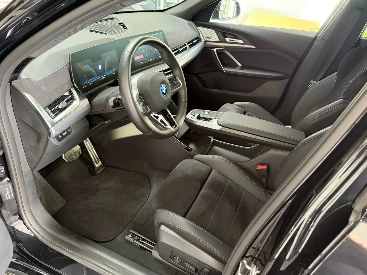 BMW iX2 20 eDrive M Sport AHK_Harman Kardon_Massage_elektrische Sitze_Keyless_Akkustik Verglasung_adaptive LED-Scheinwerfer — معرض صور السيارة 8